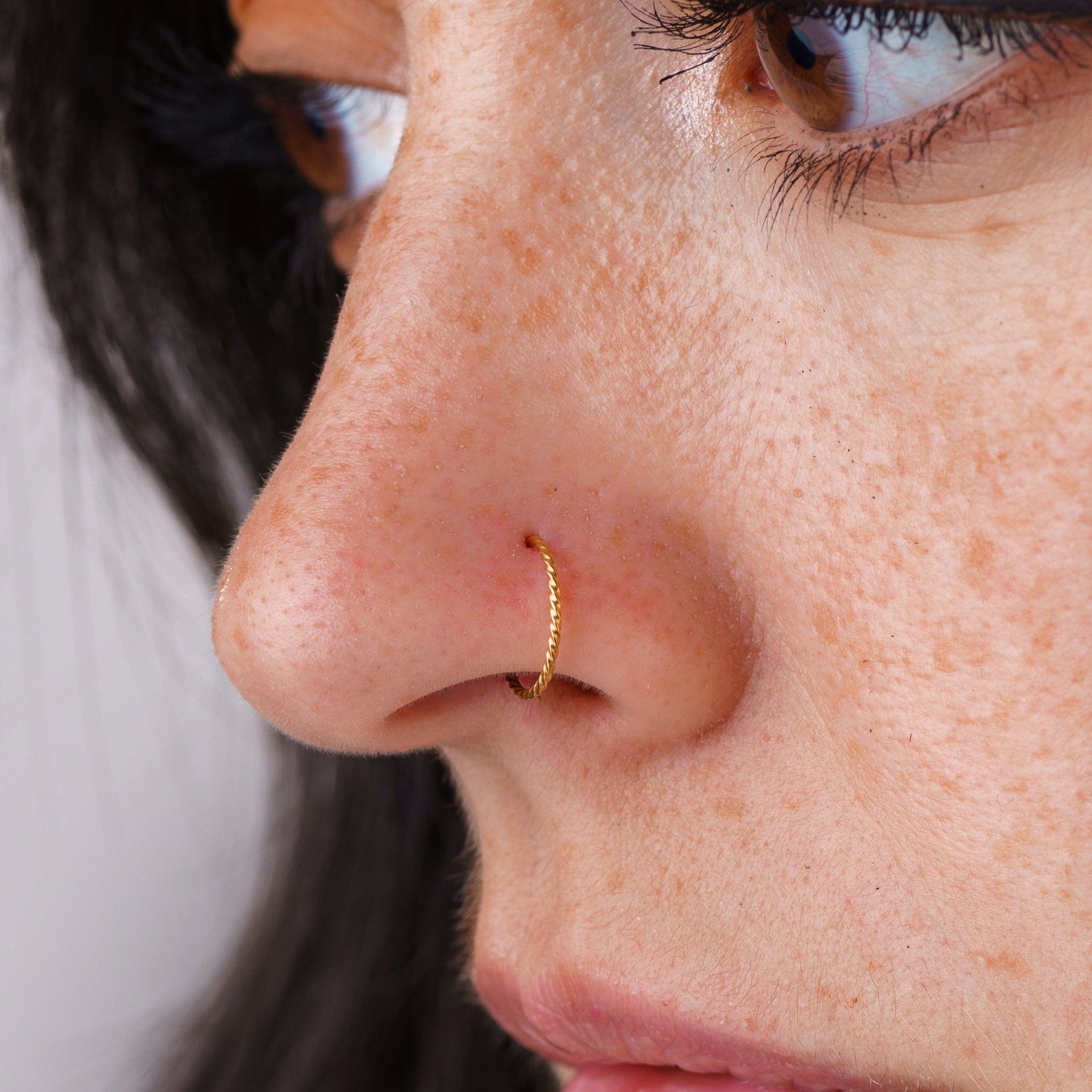 Piercing au nez Manel