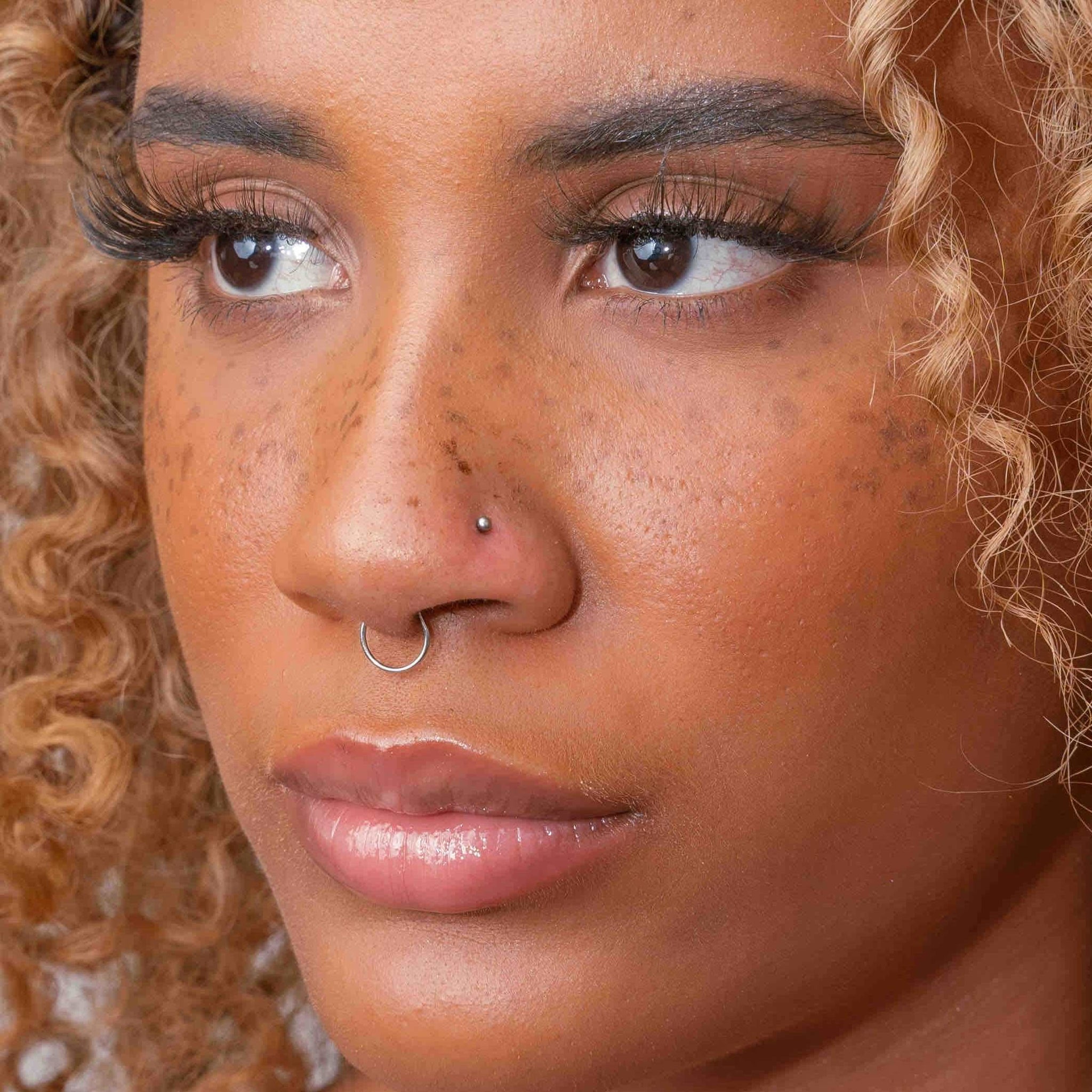 Faux piercing Farah